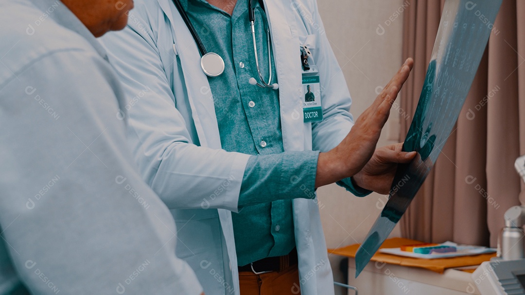 Médico atendendo paciente no consultório