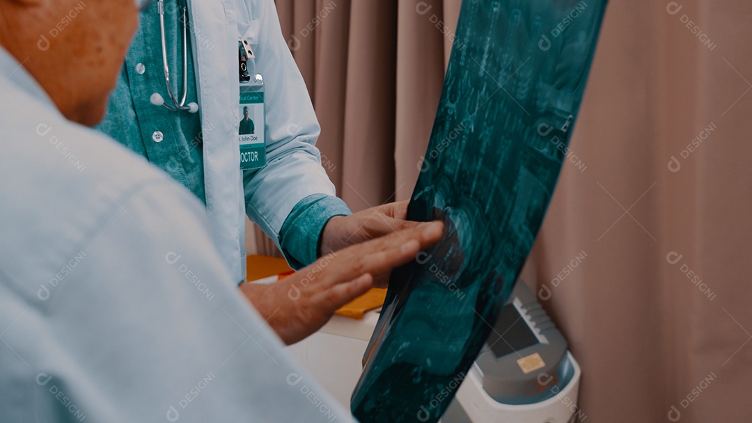 Médico atendendo paciente no consultório