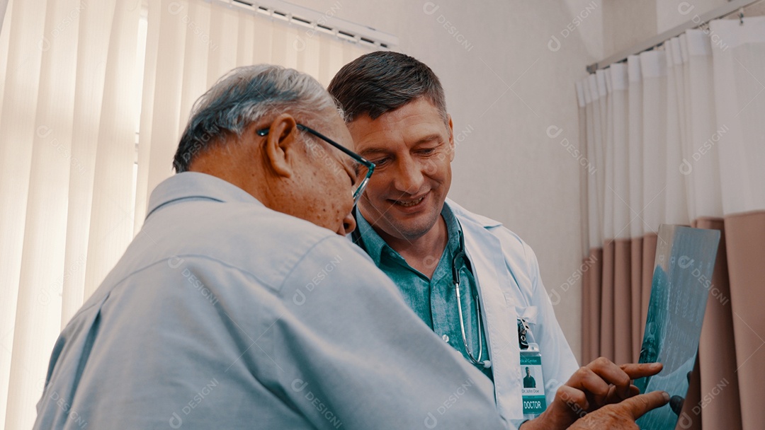 Médico atendendo paciente no consultório