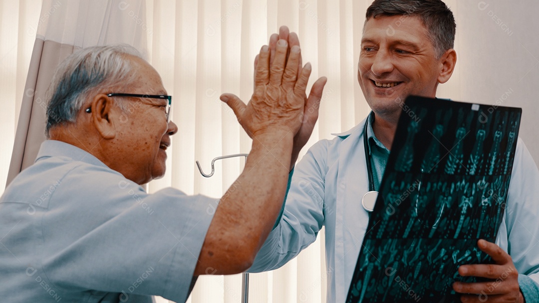 Médico avaliando raio-x do idoso