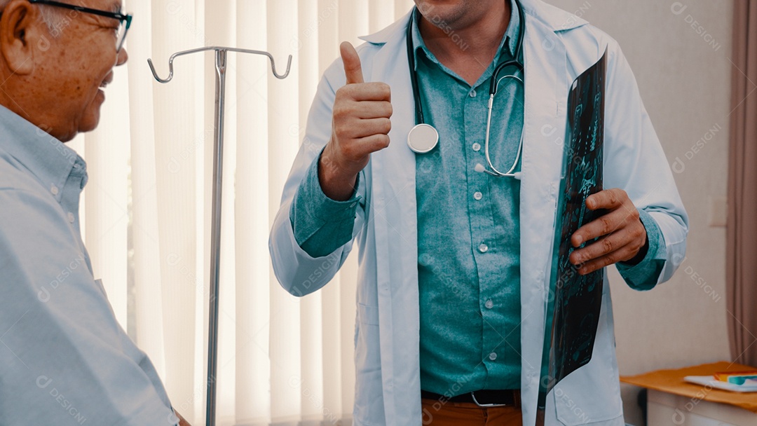 Médico avaliando raio-x do idoso