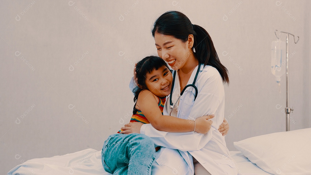 Mulher pediatra em consultório com crianças