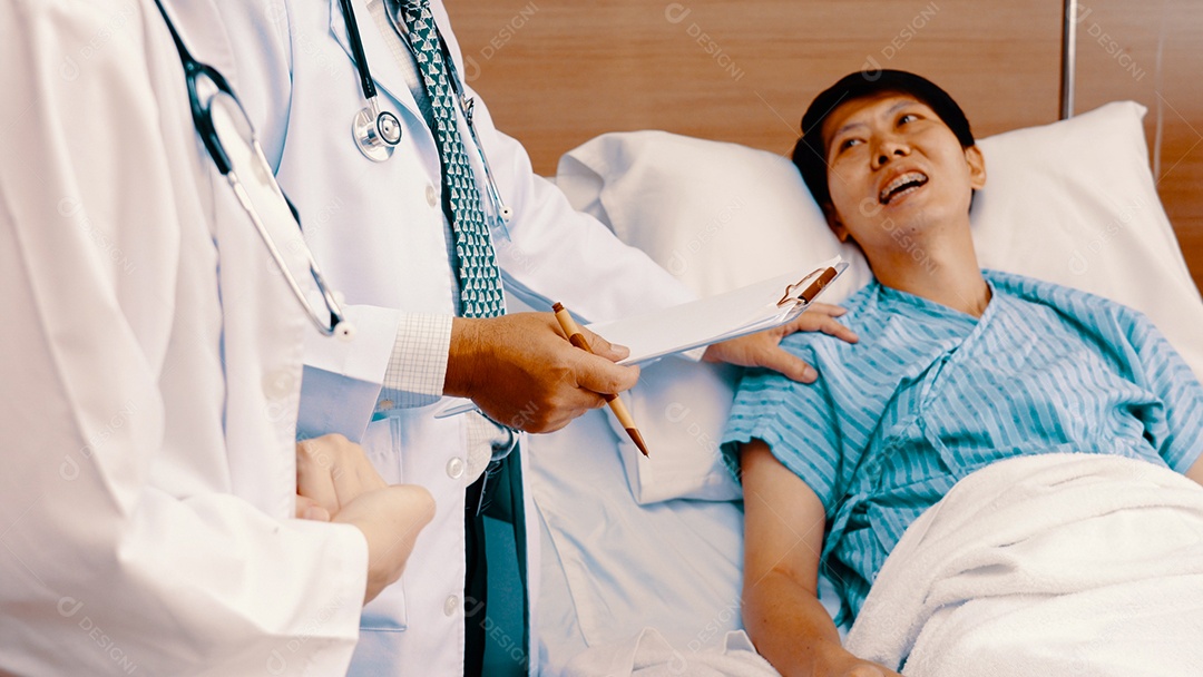 Homem doente deitado na cama do hospital