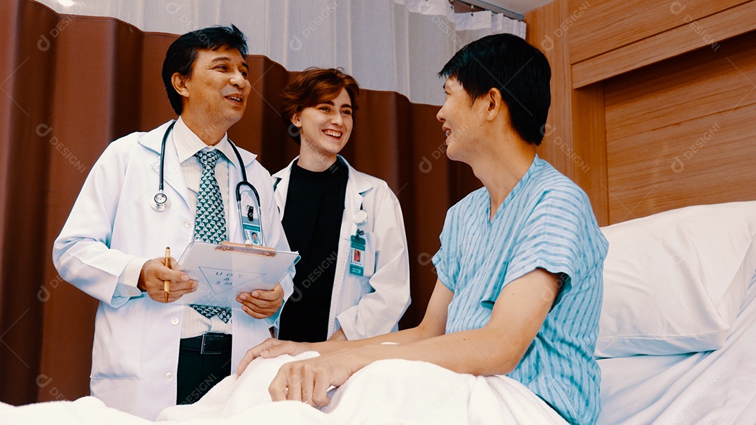 Homem doente deitado na cama do hospital