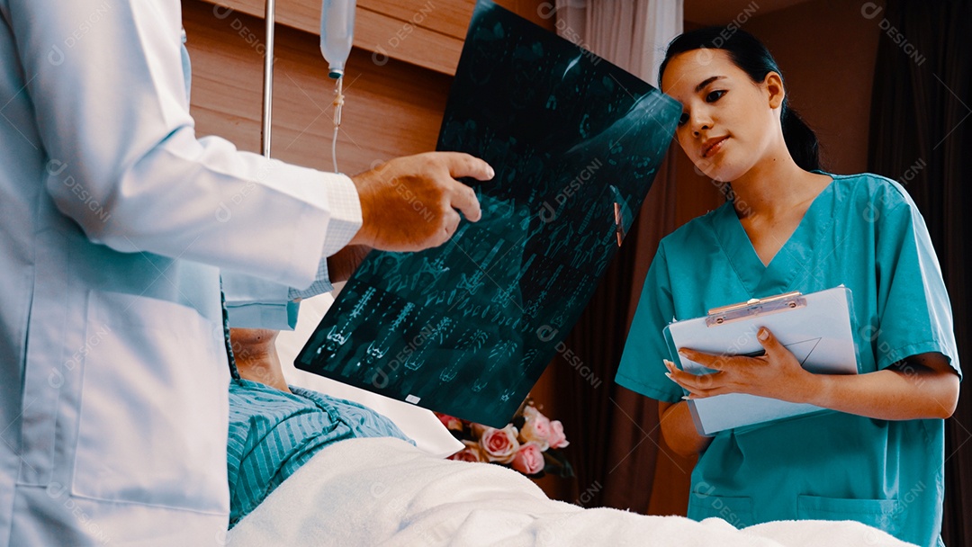 Homem doente deitado na cama do hospital