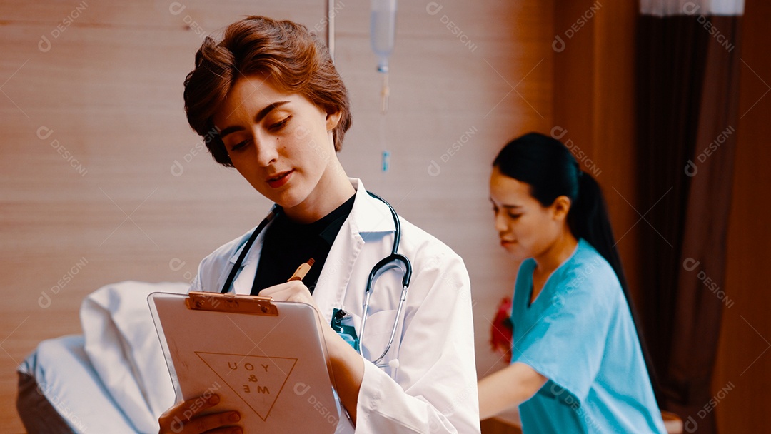 Homem doente deitado na cama do hospital