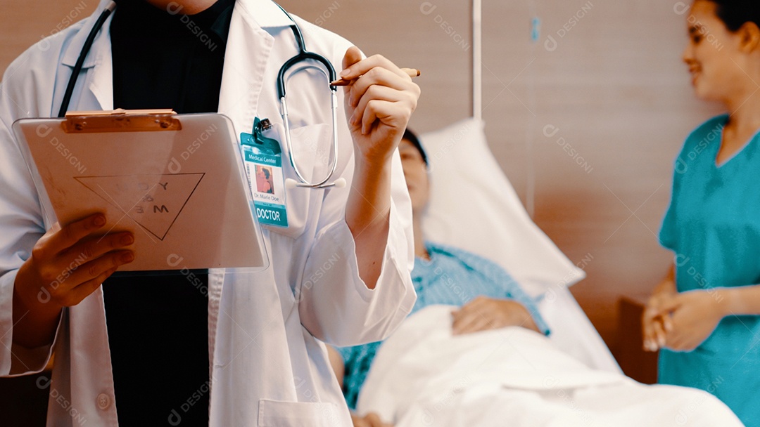 Homem doente deitado na cama do hospital