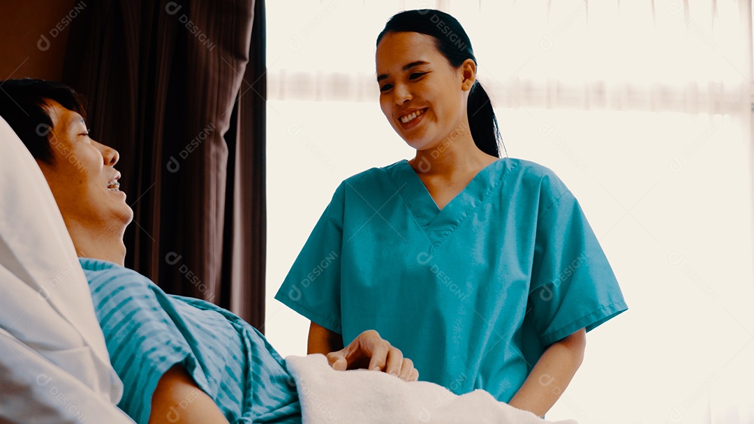 Homem doente deitado na cama do hospital