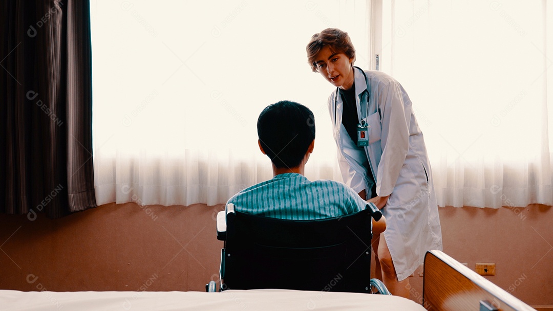 Homem doente sentado na cadeira de rodas do hospital