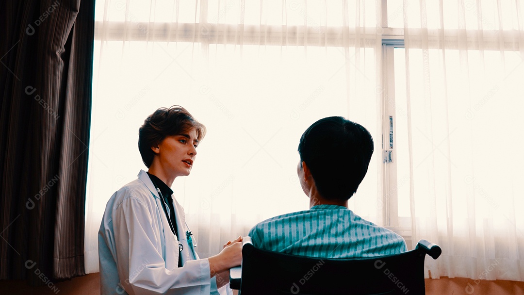 Homem doente sentado na cadeira de rodas do hospital