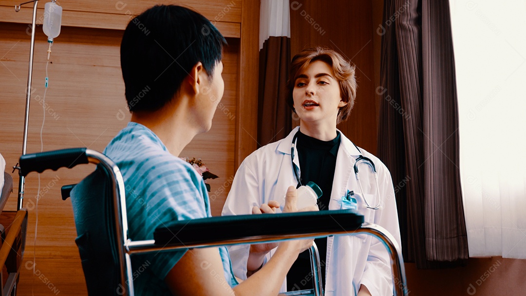 Homem doente sentado na cadeira de rodas do hospital