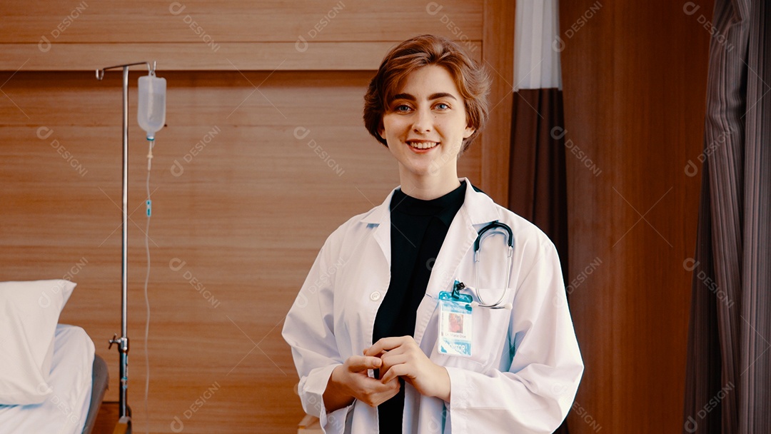 Médica segurando frascos de medicamentos