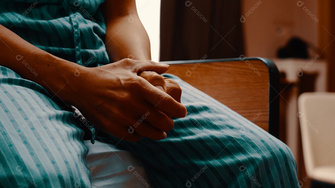 Homem doente sentado na cama do hospital