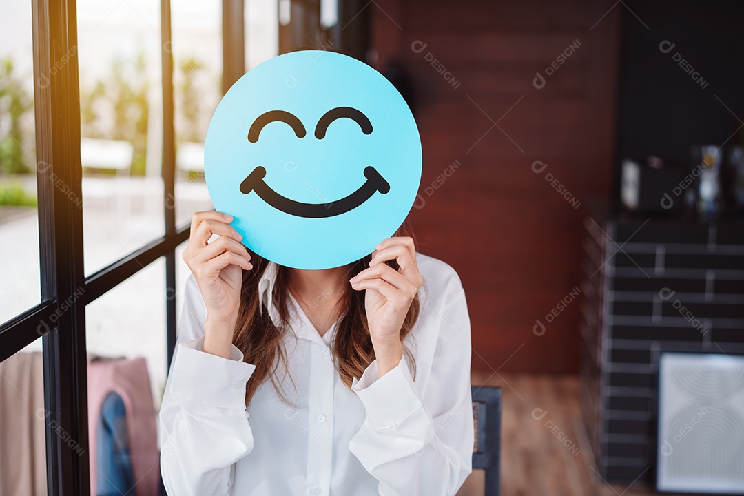 Mulher asiática segurando sorriso feliz azul no corte de papel