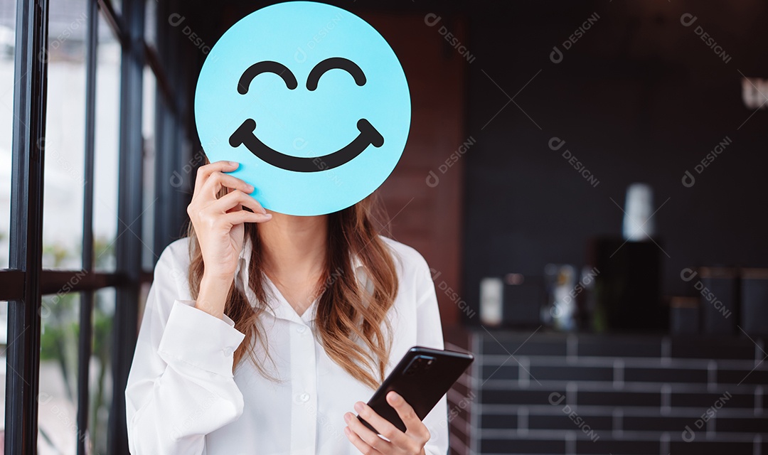 Mulher asiática segurando sorriso feliz azul no corte de papel, usuário dando boa classificação de feedback