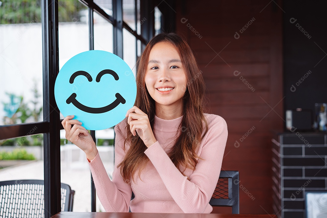 Mulher asiática segurando sorriso feliz azul no corte de papel, usuário dando boa classificação de feedback