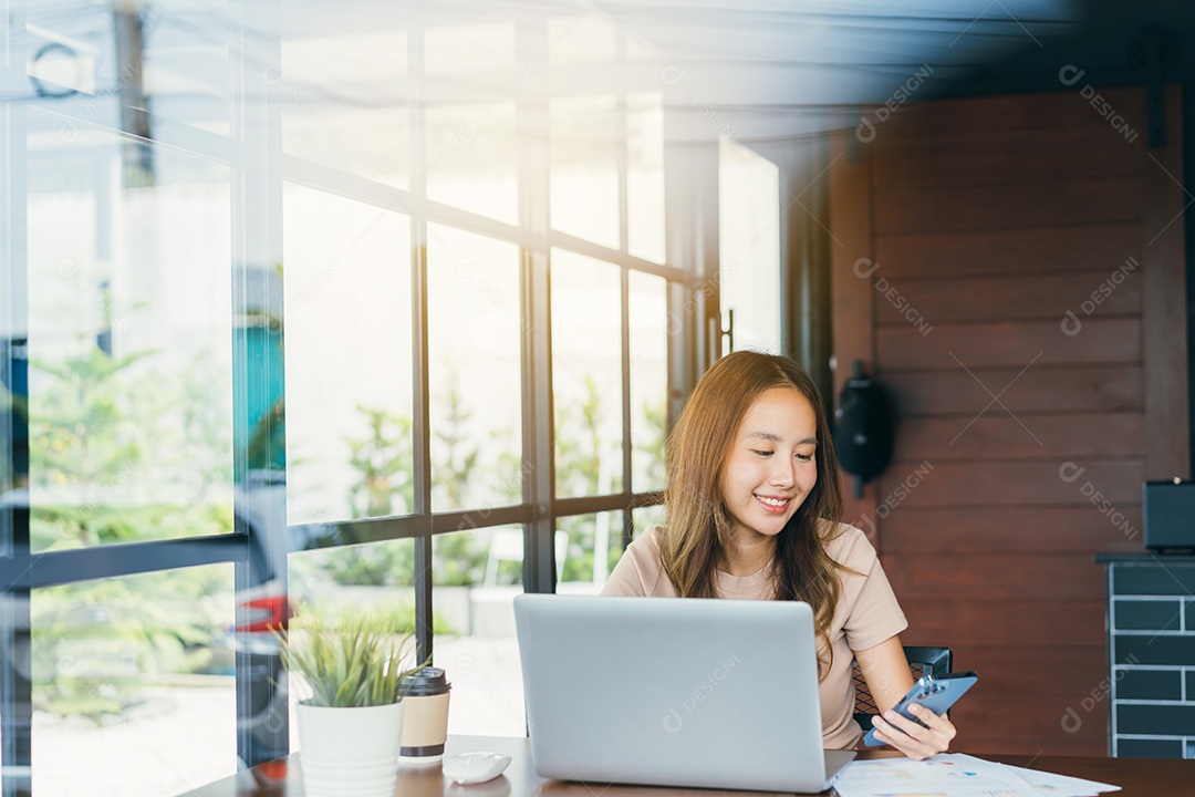 Projeto de negócios de sucesso de linda mulher asiática freelance