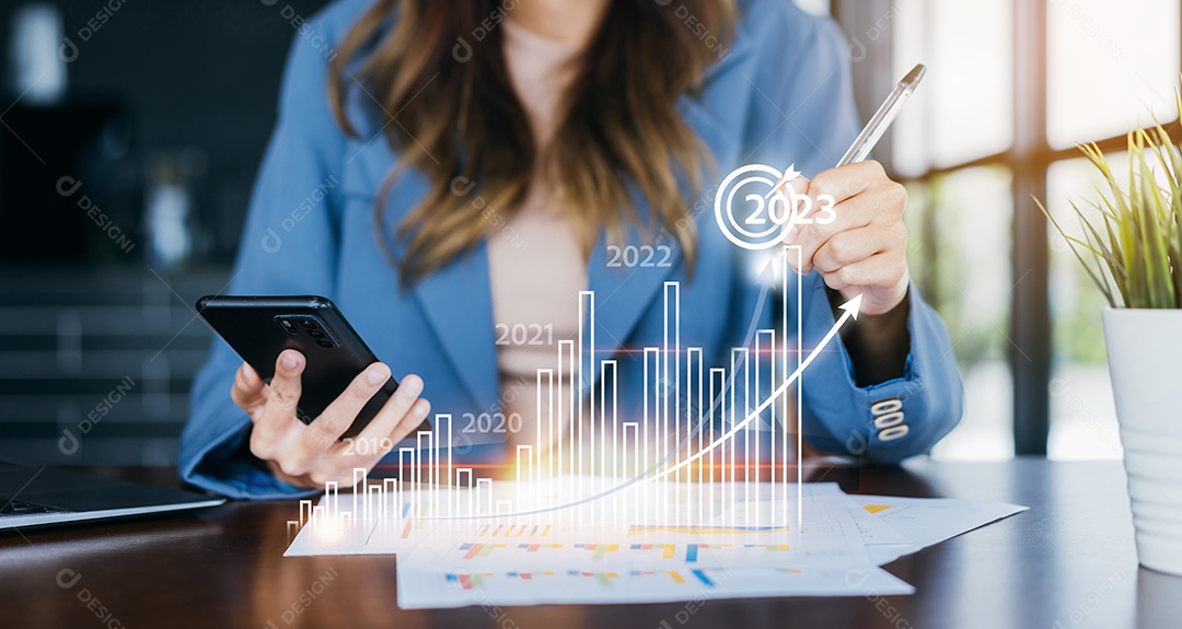 A empresária analisa a lucratividade da empresa em funcionamento com gráficos de tela virtual digital.