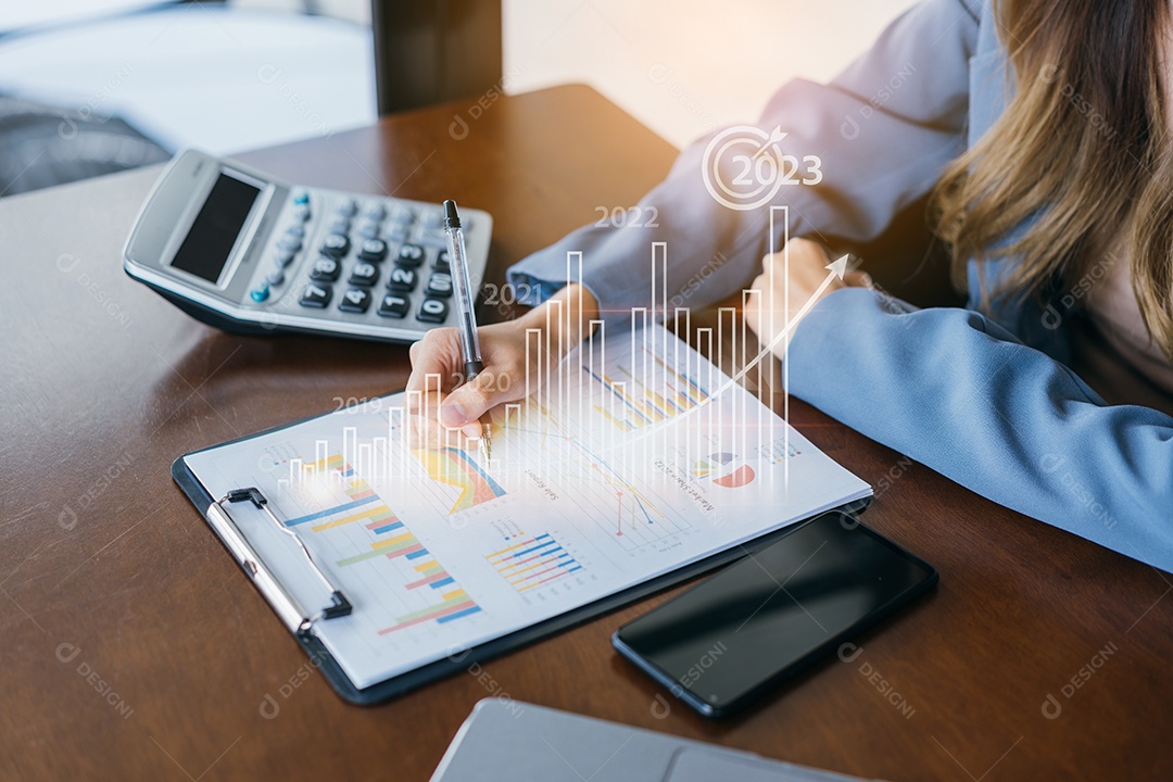 A empresária analisa a lucratividade da empresa em funcionamento com gráficos de tela virtual digital.