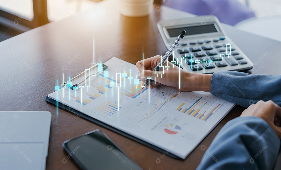 A empresária analisa a lucratividade da empresa em funcionamento com gráficos de tela virtual digital.