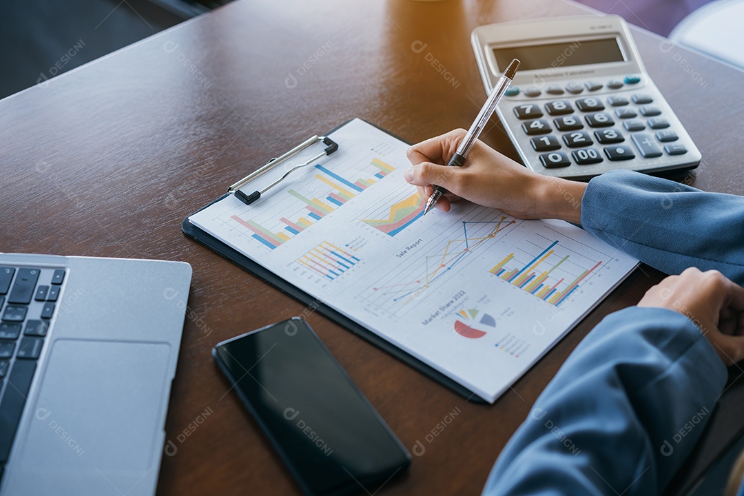 A empresária analisa a lucratividade da empresa em funcionamento com gráficos de tela virtual digital.