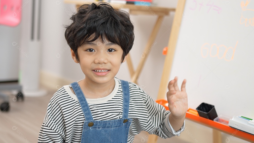 Menino alegre em sala de aula