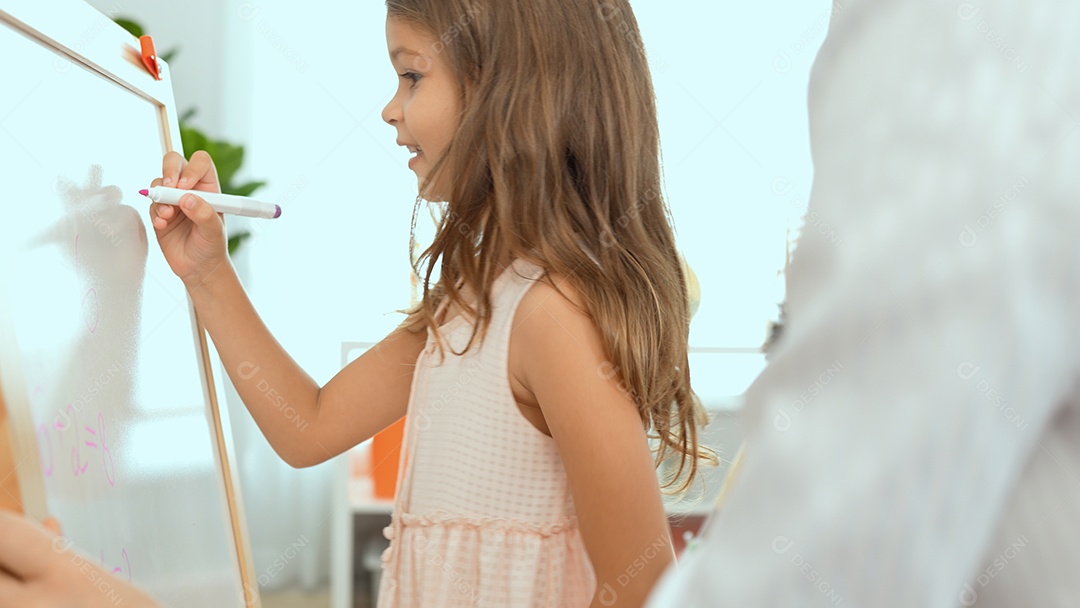 Loirinha bonitinha apagando o quadro-negro na aula com a esponja.