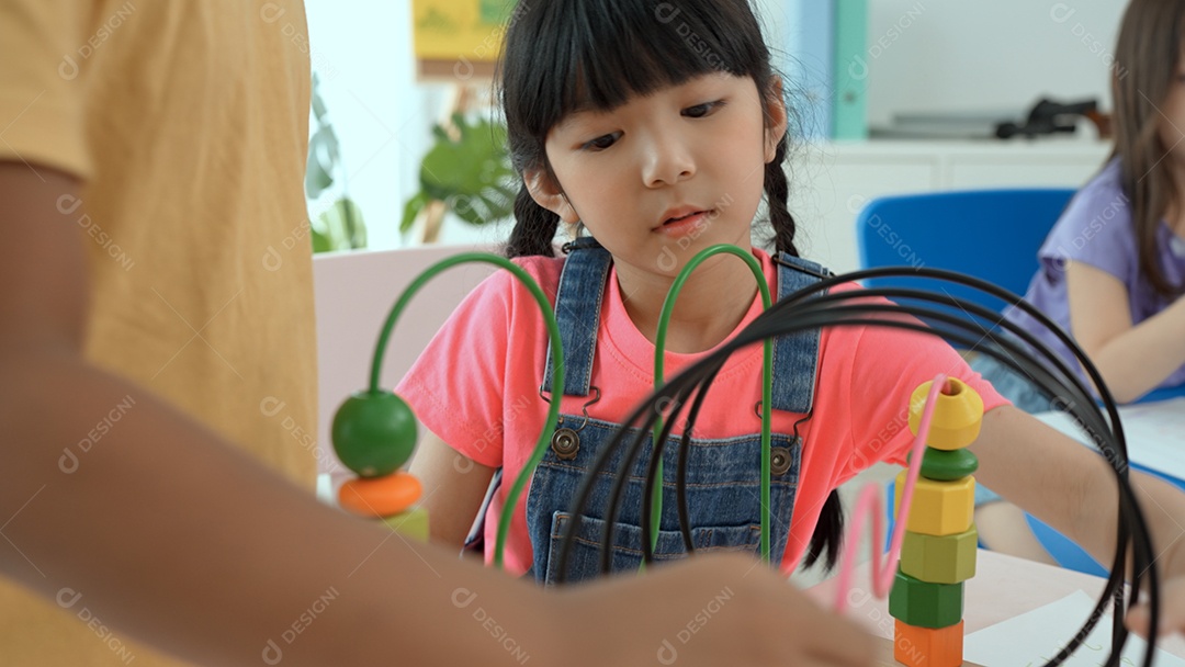 Duas crianças felizes brincando com quebra-cabeça.