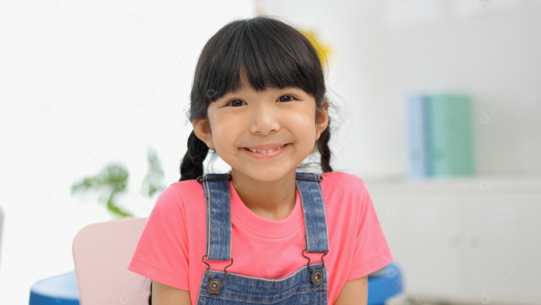 Garotinha bonita, atraente, encantadora, adorável e alegre garota depois de terminar a escola.