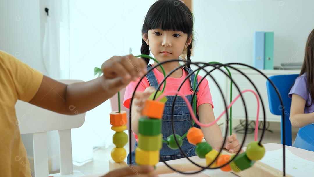 Duas crianças felizes brincando com quebra-cabeça.
