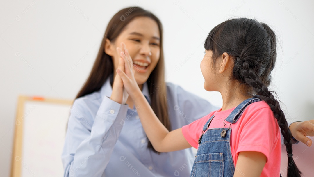 Menina asiática termina a tarefa na sala de aula