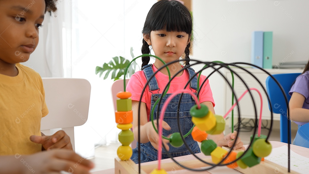 Duas crianças felizes brincando com quebra-cabeça.
