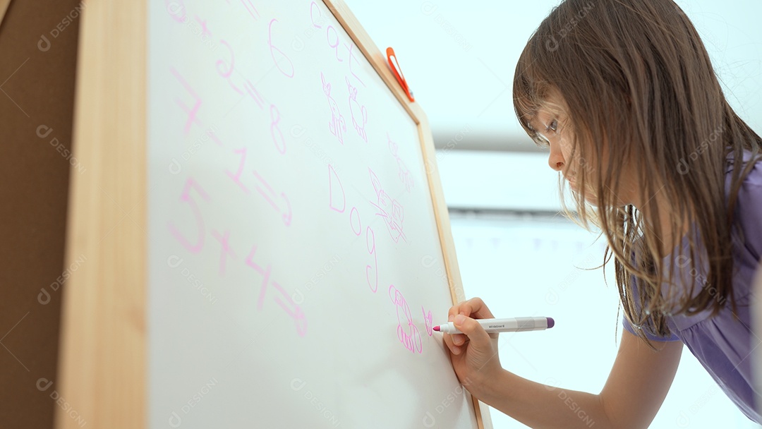 Loirinha bonitinha apagando o quadro-negro na aula com a esponja.