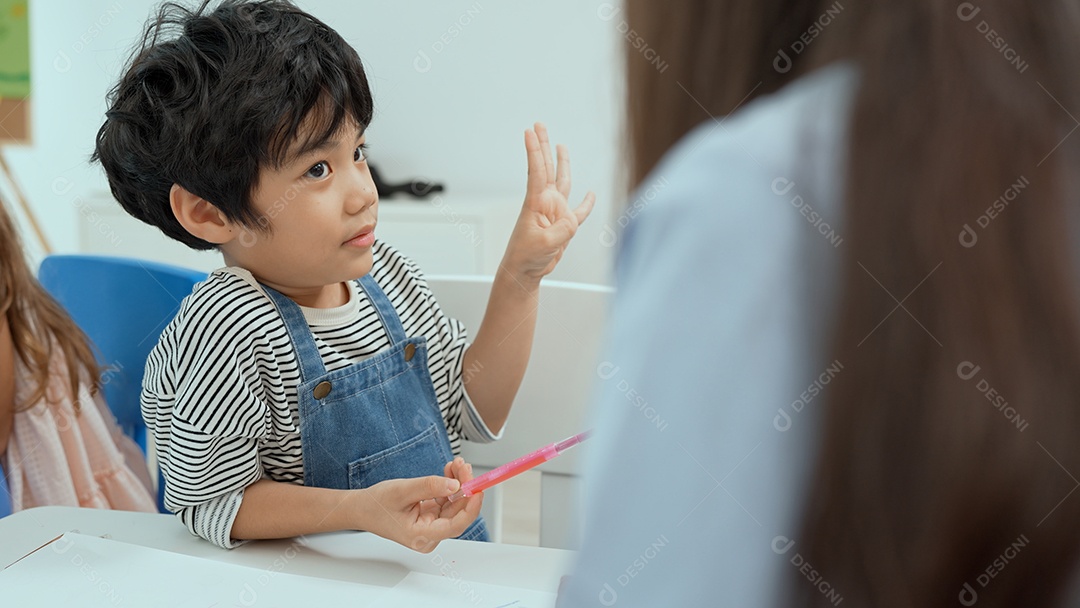Menino aluno aprendendo na escola