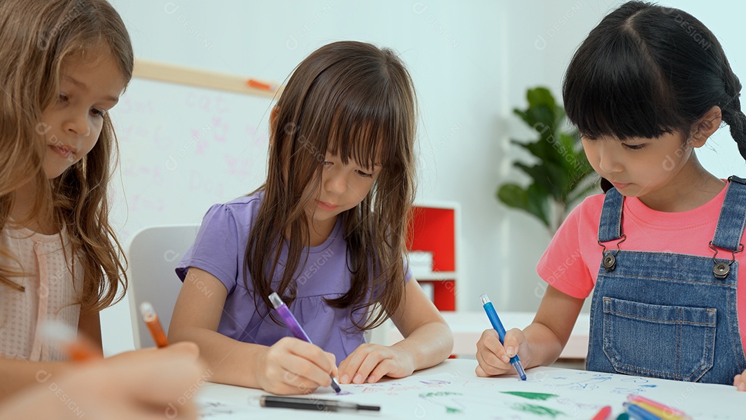 Três meninas alunas colorindo na escola