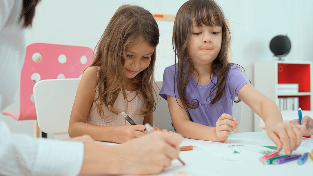 Duas meninas alunas colorindo na escola