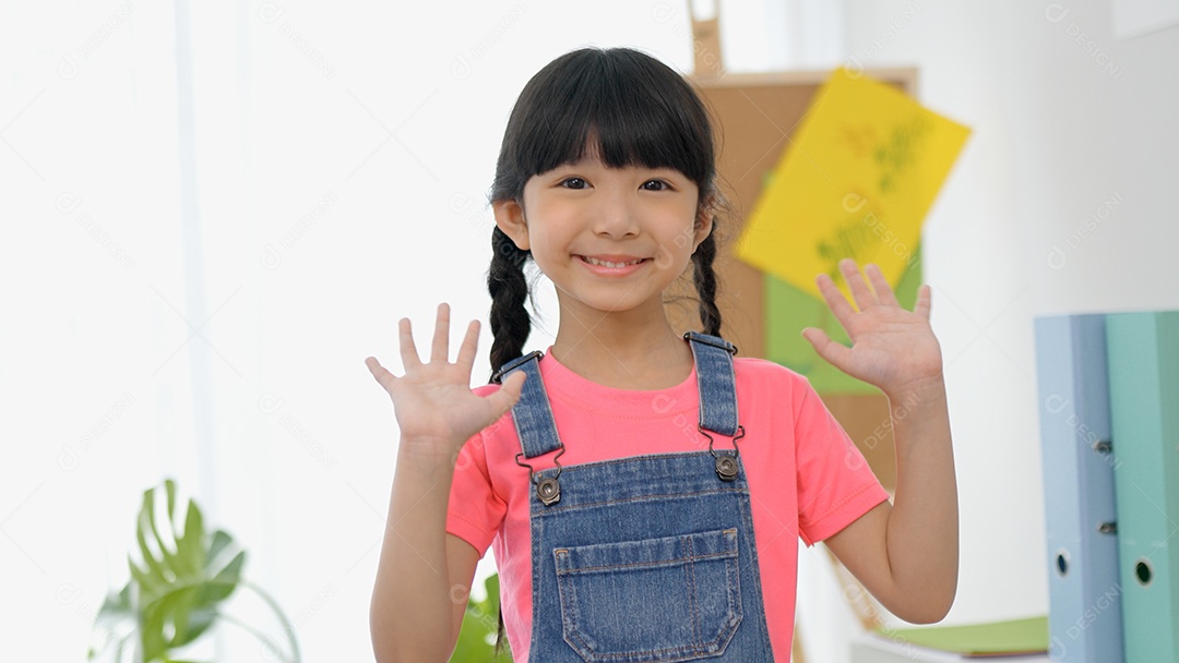 Adorável e alegre garota depois de terminar a escola.