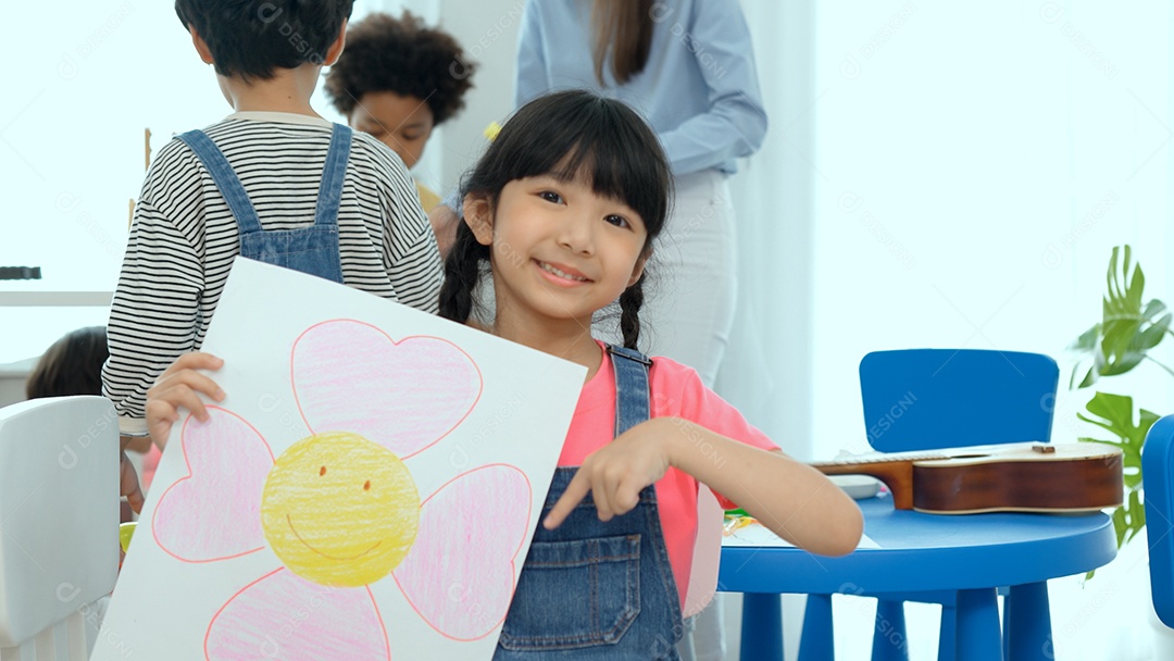 Menina asiática mostrando seu desenho