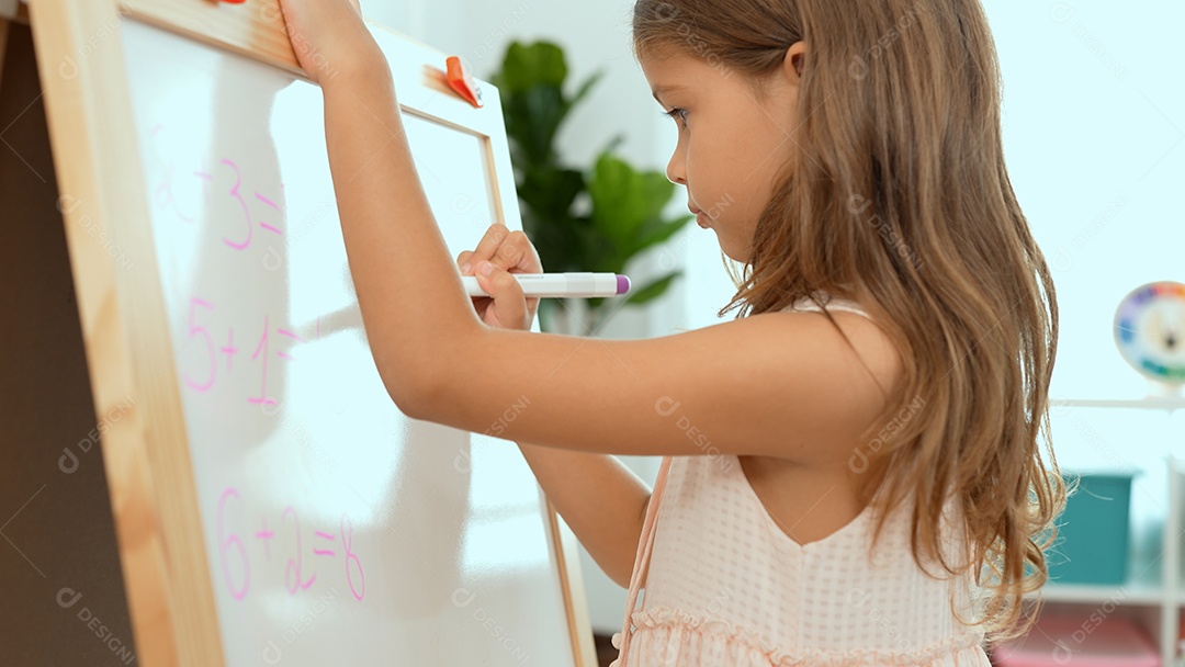 Loirinha bonitinha apagando o quadro-negro na aula com a esponja.