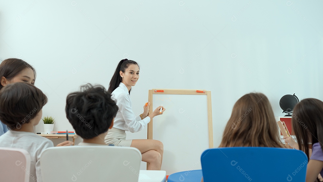 Professora ensinando alunos na sala de aula da escola