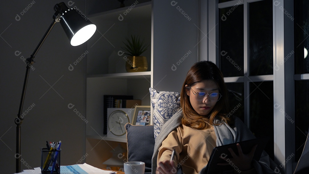 Empresária asiática ou freelancer trabalhando duro à noite olhando o computador