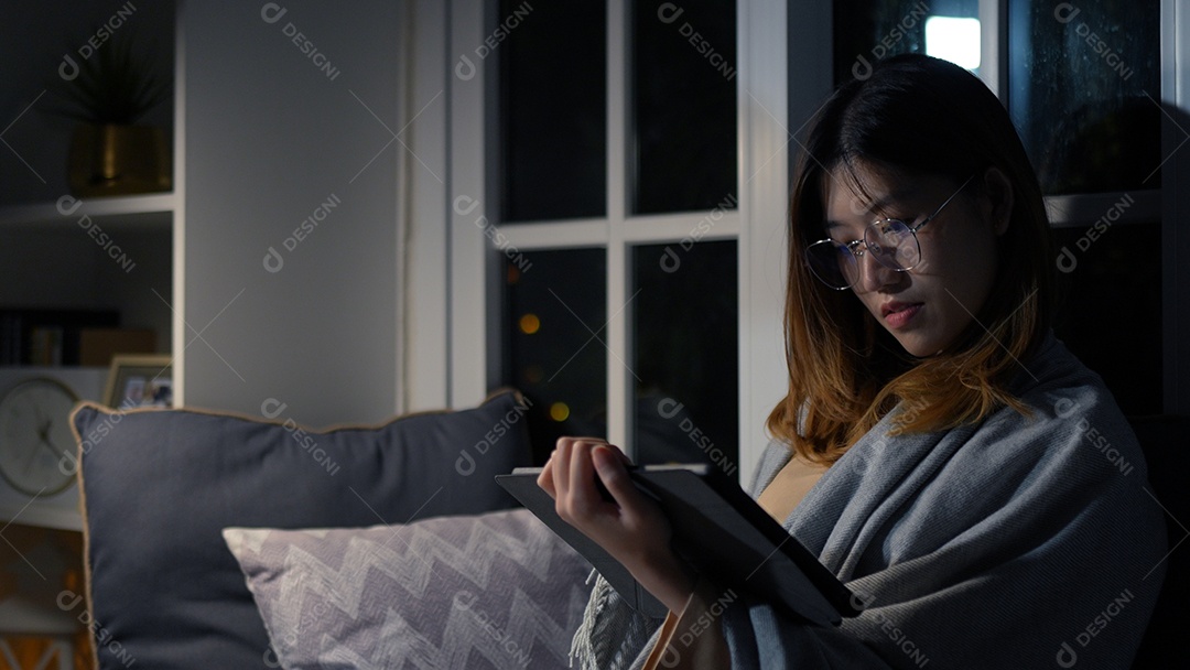 Empresária asiática ou freelancer trabalhando duro à noite olhando o computador