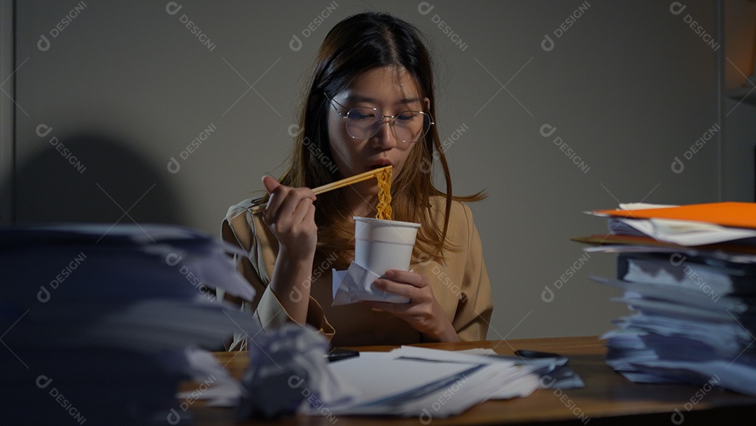 Empresária asiática ou freelancer trabalhando duro à noite olhando o computador