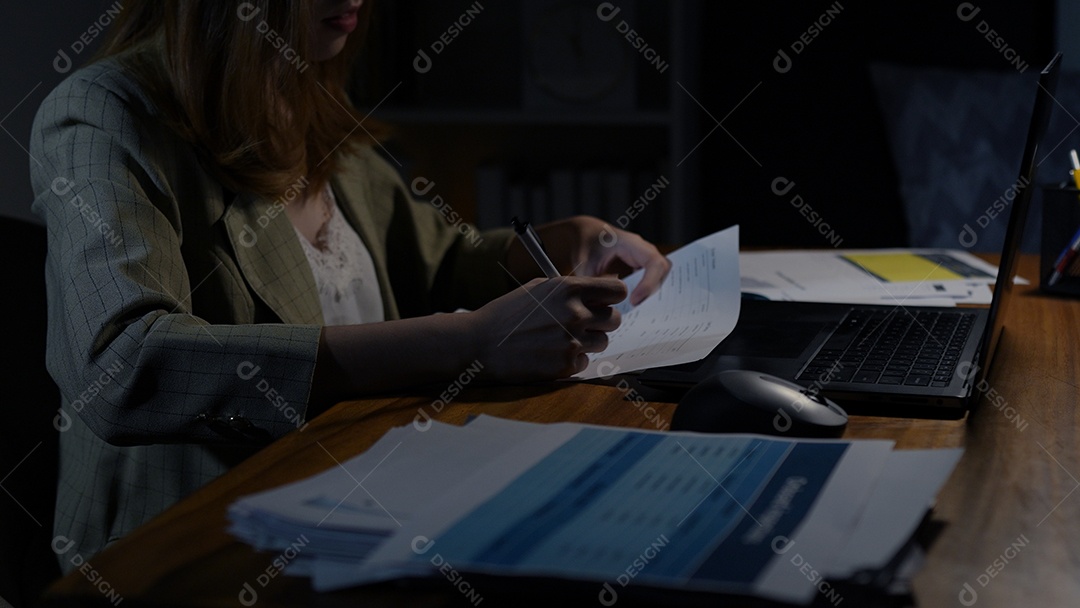 Empresária asiática ou freelancer trabalhando duro à noite olhando o computador