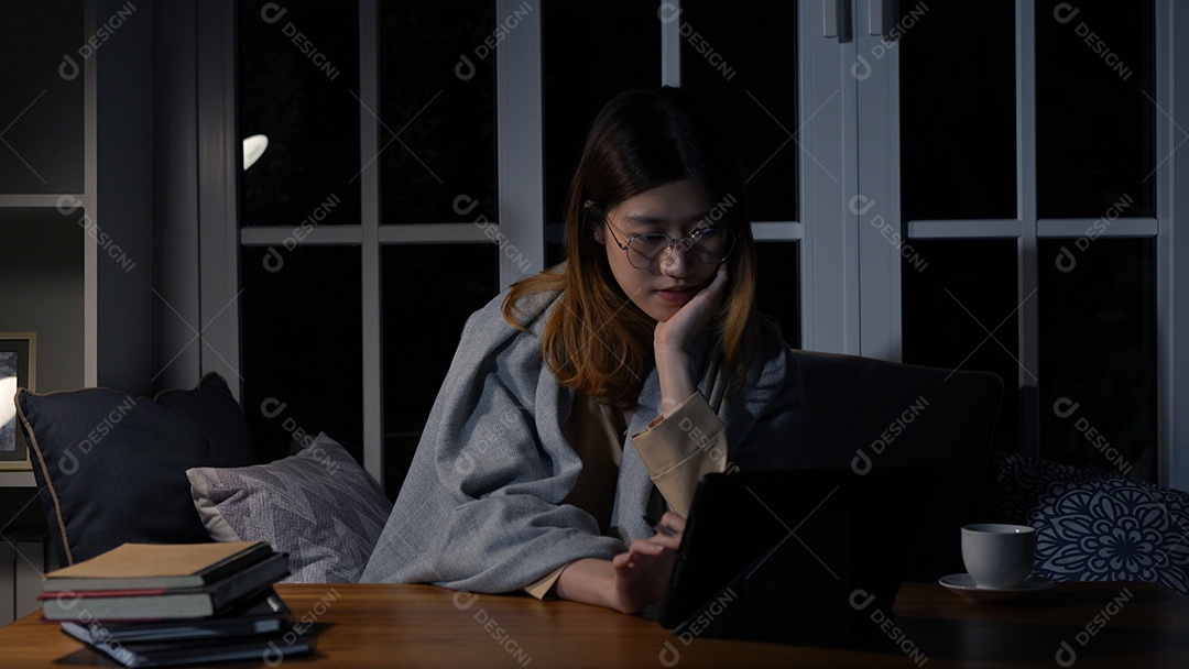 Empresária asiática ou freelancer trabalhando duro à noite olhando o computador