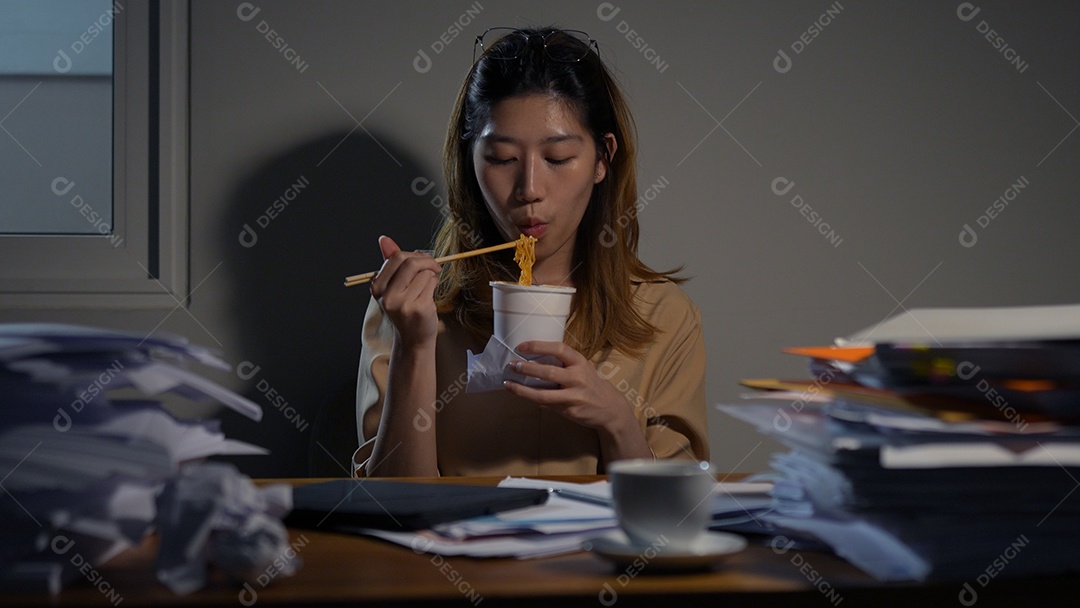 Empresária asiática ou freelancer trabalhando duro à noite olhando o computador