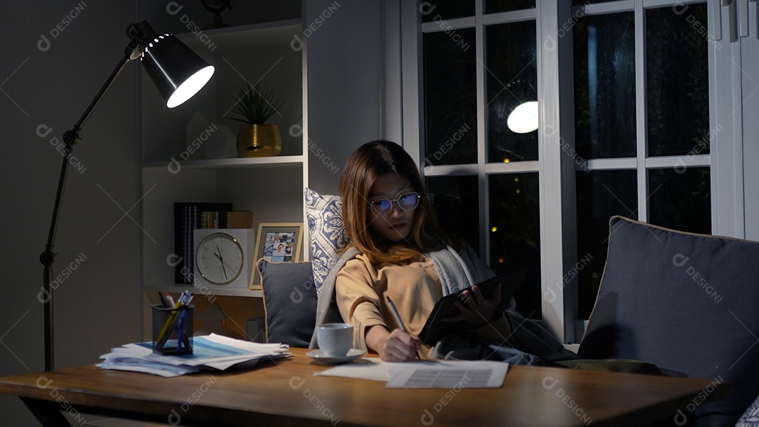 Empresária asiática ou freelancer trabalhando duro à noite olhando o computador