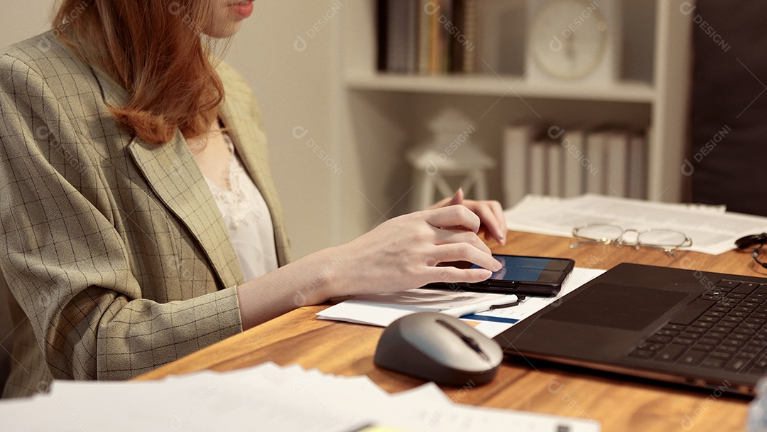 Empresária asiática ou freelancer trabalhando duro à noite olhando o computador