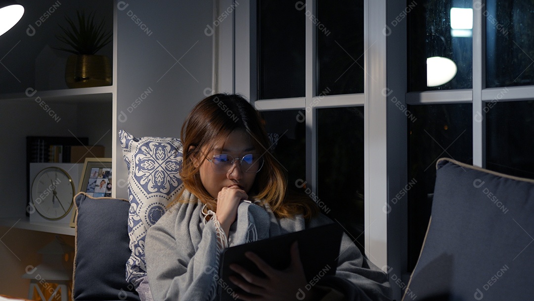 Empresária asiática ou freelancer trabalhando duro à noite olhando o computador