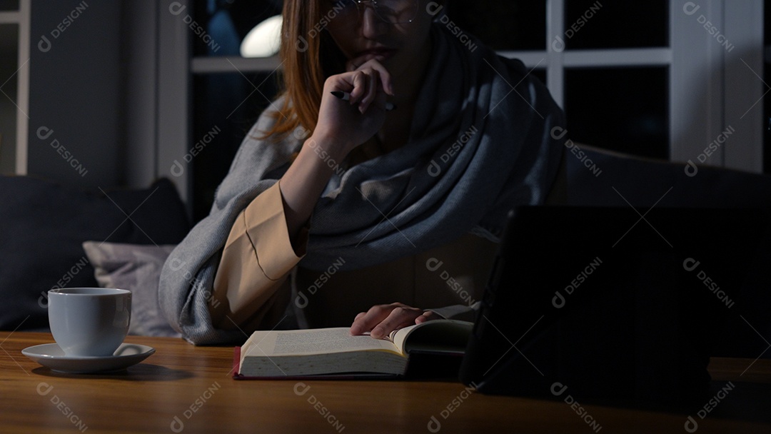 Empresária asiática ou freelancer trabalhando duro à noite olhando o computador